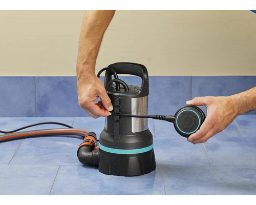 Dränkbar pump med nivåvakt och slanganslutning i drift.