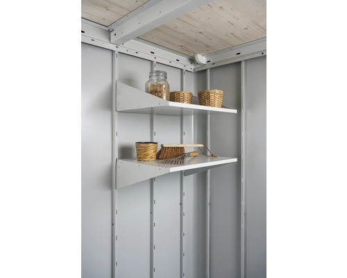 Hyllor BIOHORT för Neo djupa 56x44,5cm 2-pack grå-vit Två hyllor med trädgårdsredskap och dekoration i ett trädgårdsskjul.