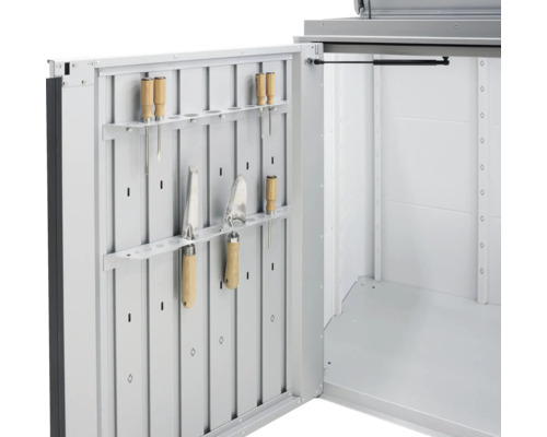 Öppet trädgårdsskåp med trädgårdsredskap
