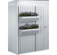 Redskapsbod med två planterade blomlådor