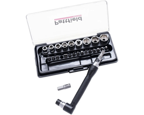 Hylsnyckelsats med hylsor och skruvmejselbits i en plastlåda