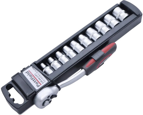 Hylsnyckelsats med spärrskaft och diverse tillbehör i ett svart fäste