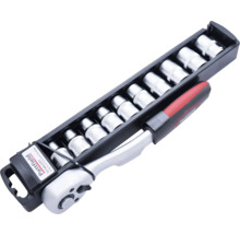 Hylsnyckelsats med spärr och olika tillbehör i en förvaringslåda.