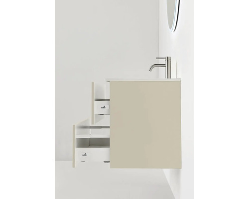 Tvättställsskåp med öppna lådor och armatur