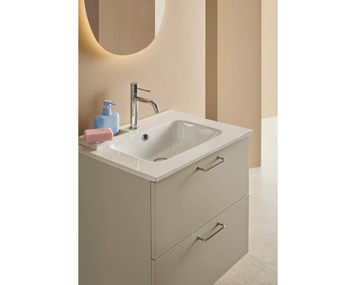 Tvättställ med underskåp och armatur i badrum