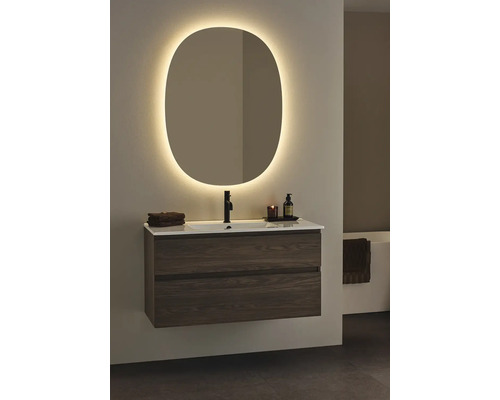 Modernt badrum med tvättställsskåp, tvättställsskål och belyst spegel