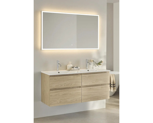 Badrum med dubbla handfat, belyst spegel och fyra lådor