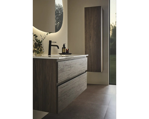 Modernt badrum med tvättställsskåp, handfat, spegel och högskåp.