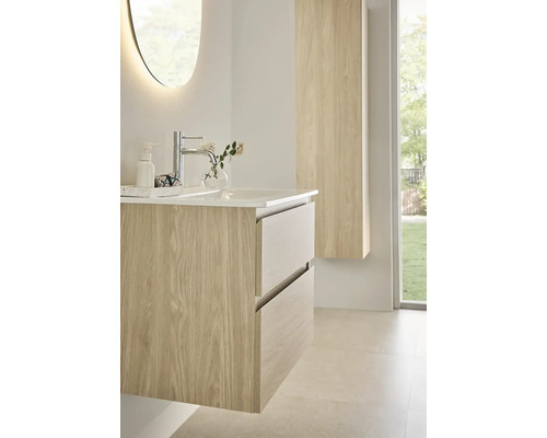 Badrum med tvättställsskåp, tvättställsskål och spegelskåp