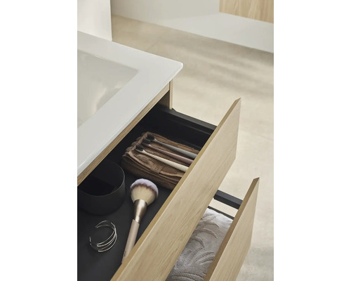 Öppna badrumslådor med kosmetika och handdukar