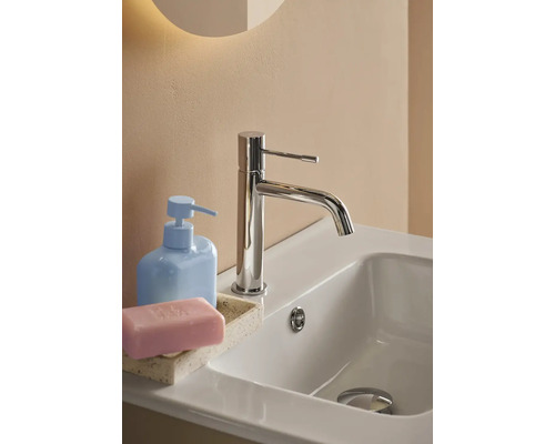 Tvättställ med blandare, tvål och tvålpump