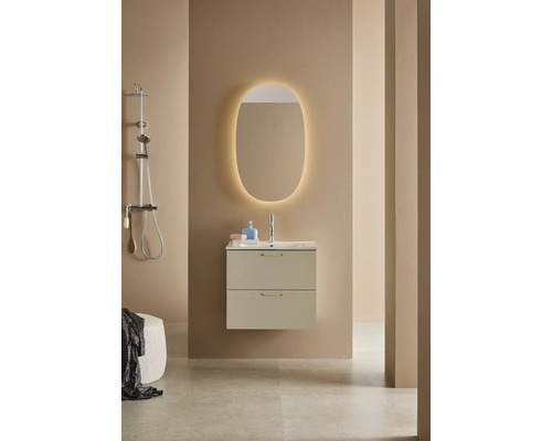 Badrum med tvättställsskåp, belyst spegel och dusch.