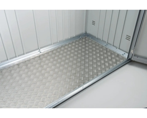 Vy in i ett redskapsbod med durkplåtsgolv.