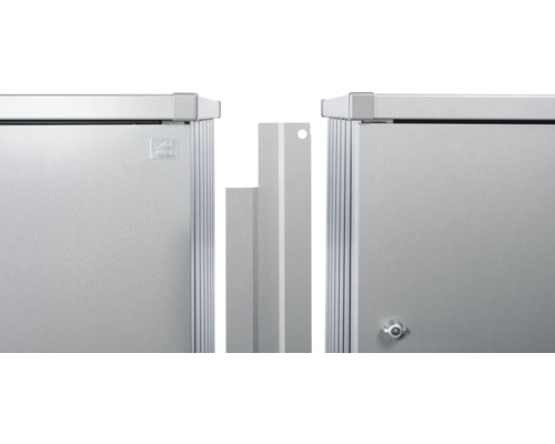 Detaljvy av två grå elmätarskåp med tillbehör