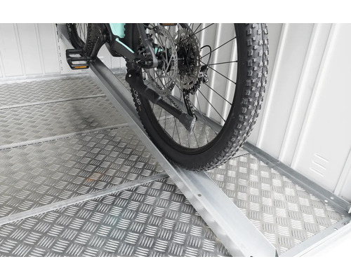Cykel på en ramp i ett förråd.