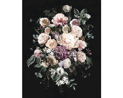 Blomsterarrangemang med rosor, pioner och andra blommor mot en mörk bakgrund