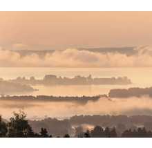Landskap med sjö, öar och morgondimma
