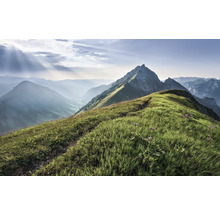 Berglandskap med ängar och bergstoppar