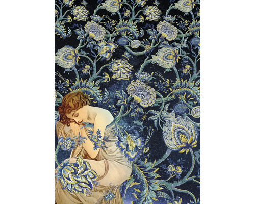 Dekorativ tapet med blommönster och en sovande kvinna