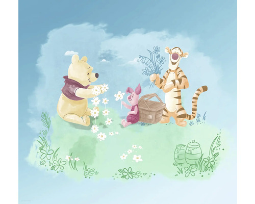 Illustration med Nalle Puh, Nasse och Tiger som plockar blommor för en picknick