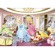 Scen med olika Disneyprinsessor i ett rum