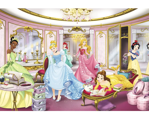Scen med olika Disneyprinsessor i ett rum