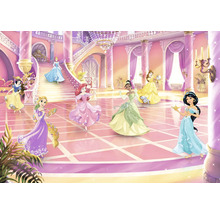 Illustration med flera Disneyprinsessor i en balsal