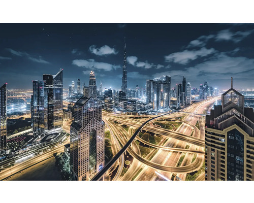 Nattvy av Dubais skyline med upplysta vägar