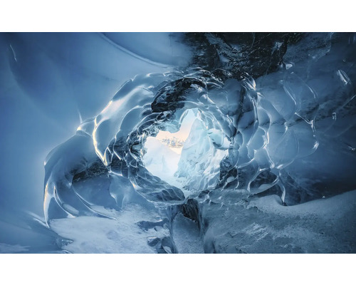 Isgrotta med utsikt över snötäckta berg