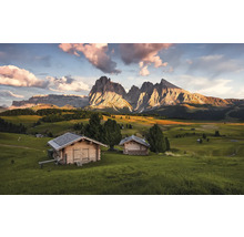 Landskap med trästugor och berg