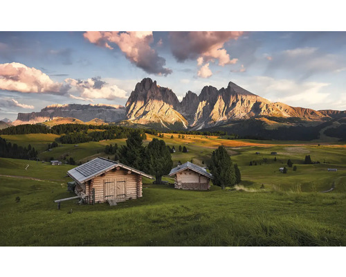 Landskap med trästugor och berg