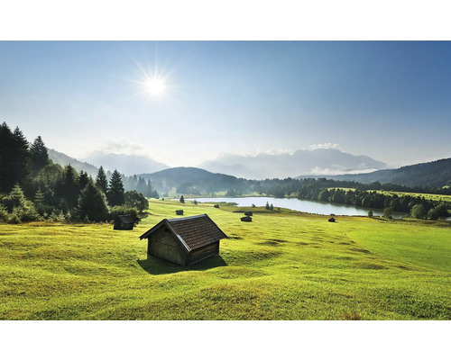 Landskap med äng, sjö och trähus