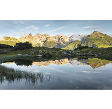 Berglandskap med sjö och bergsreflektion