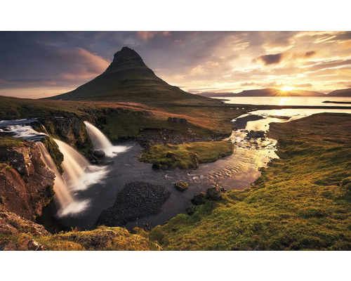 Landskap med berg, vattenfall och soluppgång