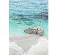 Strand med klippor och hav