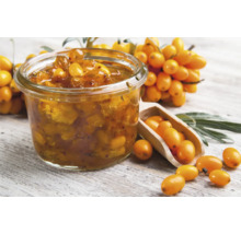 Burk med havtornsmarmelad med färska havtornsbär