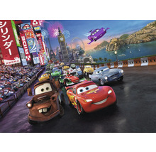Pussel med Cars-motiv, med Lightning McQueen och Hook i förgrunden och diverse internationella sevärdheter i bakgrunden.