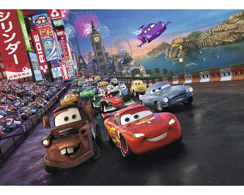 Pussel med Cars-motiv, med Lightning McQueen och Hook i förgrunden och diverse internationella sevärdheter i bakgrunden.