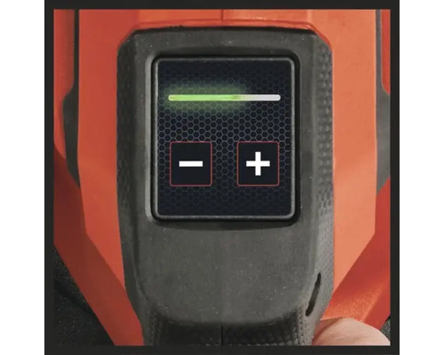 Detaljvy av en display med laddningsstatusindikator och pluss minussymboler.