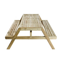 Trä picknickbord med bänkar