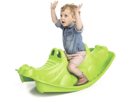 Barn på grön krokodil gungdjur