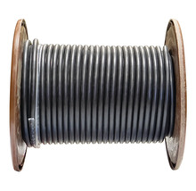 Svart kabel på kabeltrumma