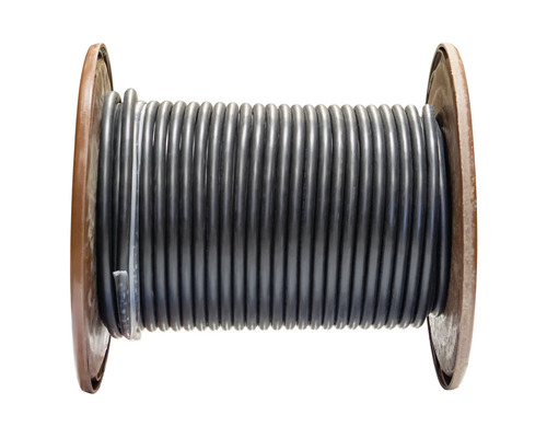 Svart kabel på kabeltrumma