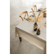 Dukat bord med duk, vaser och trästolar