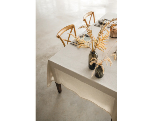 Dukat bord med duk, vaser och trästolar