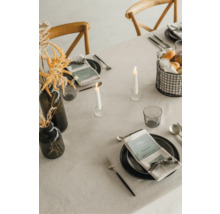 Dekorerat matbord med porslin, ljus, blomvas och mat