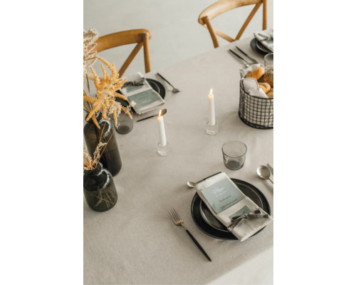 Dekorerat matbord med porslin, ljus, blomvas och mat