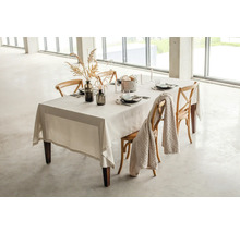 Dukat matbord med duk, porslin, dekoration och stolar