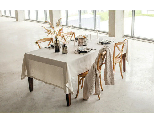 Dukat matbord med duk, porslin, dekoration och stolar