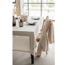 Dukat matbord med duk, porslin och dekoration